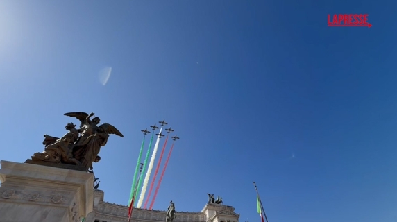 Il passaggio delle Frecce Tricolori sull'altare della Patria per il 2 Giugno