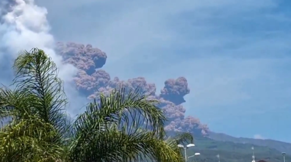 La violenta eruzione dell'Etna: il boato fa tremare le case