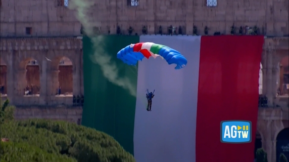 Alla parata militare del 2 Giugno lo spettacolare atterraggio dei paracadutisti della Folgore davanti al Colosseo