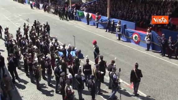 Festa della Repubblica, Arisa canta l'inno di Mameli davanti al Presidente Mattarella