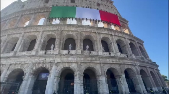Colosseo, i vigili del fuoco srotolano il Tricolore dal piano più alto dell'Anfiteatro Flavio