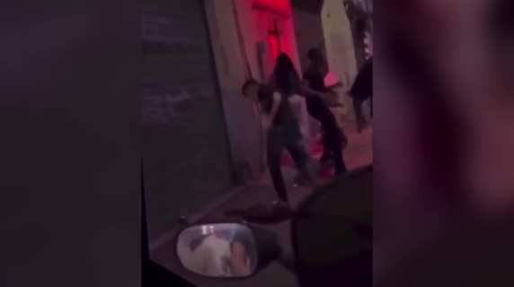 Piazzale delle Provincie, le immagini della violenta aggressione contro le tre trans