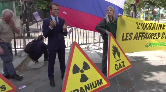 La statua di cera di Macron sottratta al museo Grevin di Parigi da attivisti di Greenpeace