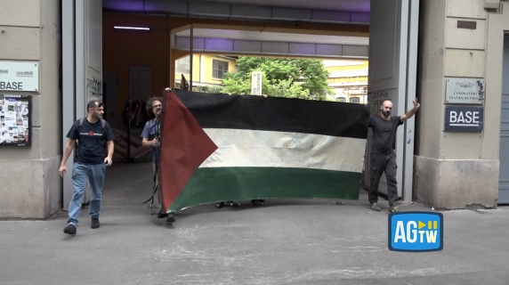 A Milano il flash mob di solidarietà dei colleghi della maschera del Teatro alla Scala licenziata per aver gridato «Palestina libera»