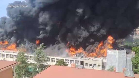 Viterbo, in fiamme l'Università della Tuscia: le immagini dell'incendio