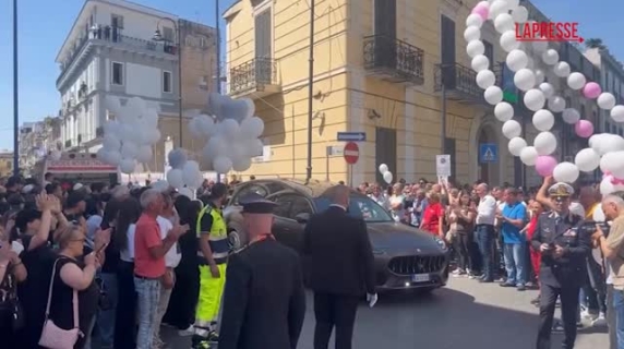 Funerali di Martina Carbonaro, la rabbia della folla: «Assassino». E chiede giustiza