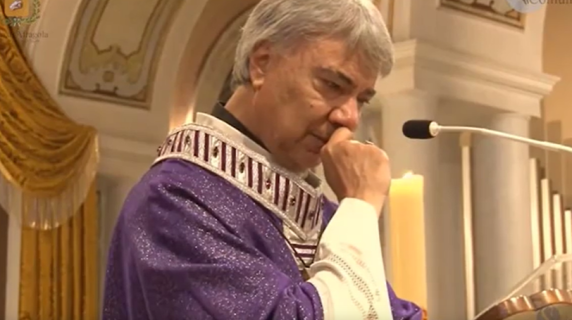 Funerali di Martina Carbonaro, la rabbia e le lacrime del cardinale Battaglia: «Basta giustificazioni, abbiamo fallito»