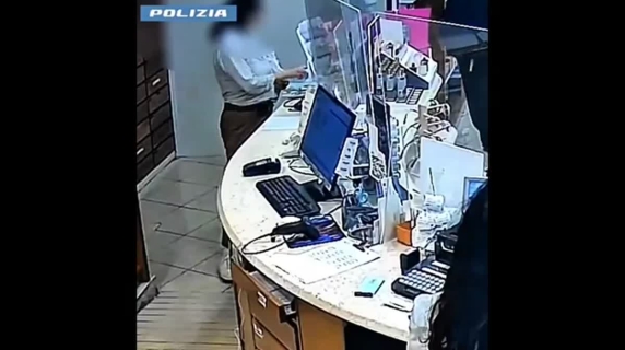 Rapina in farmacia, ecco il blitz ripreso dalla videocamere della sorveglianza