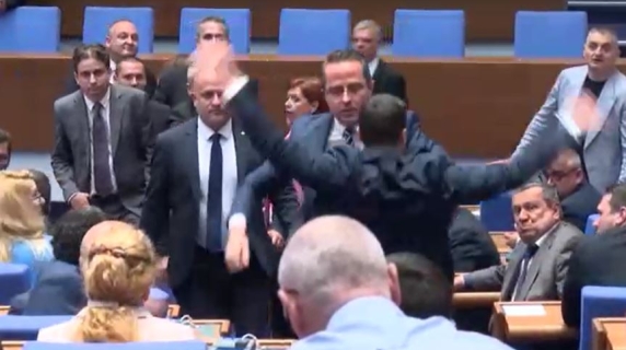 Tensione al Parlamento bulgaro: urla e spintoni dopo l'ok della Commissione Europea all'adozione dell'euro
