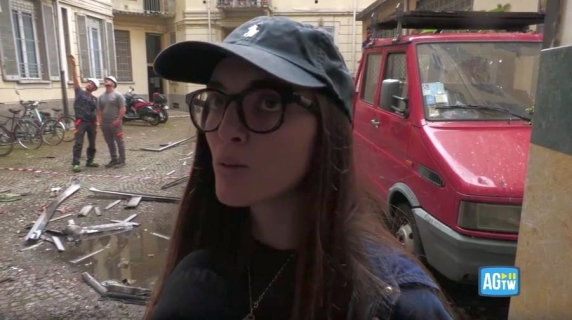 Donna si lancia dal balcone per sfuggire alle fiamme, i vicini: «L'abbiamo sentita gridare