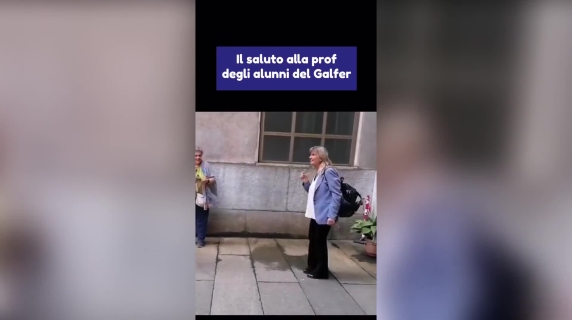 Gli studenti sorprendono la loro professoressa che va in pensione. Il commovente saluto al Galfer di Torino