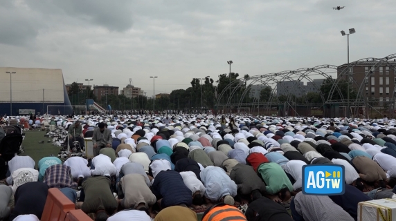 Milano, migliaia di musulmani celebrano l'Eid al-Adha: «Vogliamo lanciare un messaggio di pace per Gaza»
