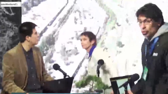 Cile, la scossa di terremoto interrompe l'intervista in tv: tutti scappano dallo studio in diretta