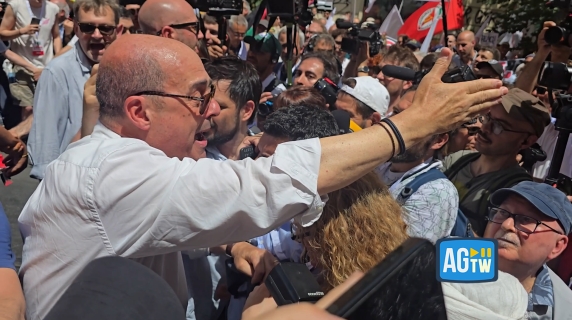 Zingaretti nella ressa dei cronisti al corteo per Gaza: «Andate indietro»
