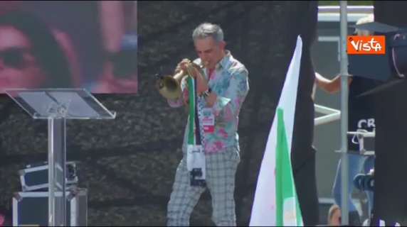 Paolo Fresu suono la tromba alla manifestazione pro Gaza a Roma, nella mano la bandiera palestinese