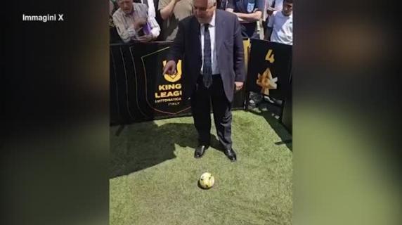 Lotito calciatore, sbaglia due mini rigori a porta vuota