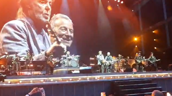 Bruce Springsteen e Paul Mc Cartney insieme sul palco a Liverpool, il boato dell’Anfield: lo stadio balla con loro