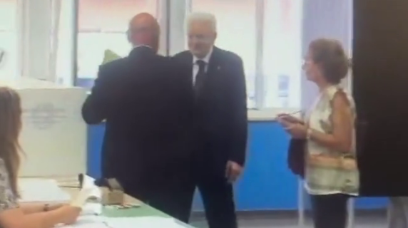 Mattarella alle urne per il referendum: il voto a Palermo