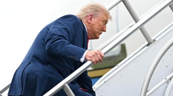 Trump inciampa mentre sale sull’Air Force One