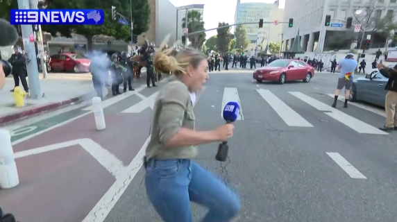Scontri a Los Angeles, reporter della tv australiana colpita da proiettili di gomma durante la diretta