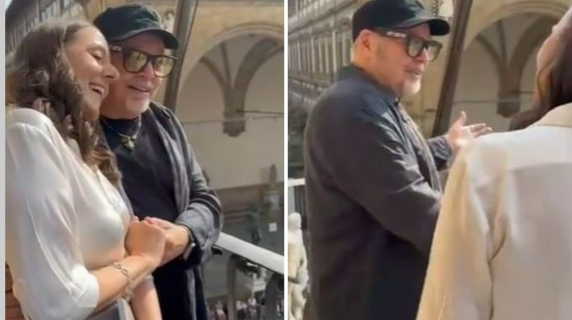 Firenze, Vasco Rossi e la sindaca Sara Funaro cantano con i fan dal balcone di Palazzo Vecchio