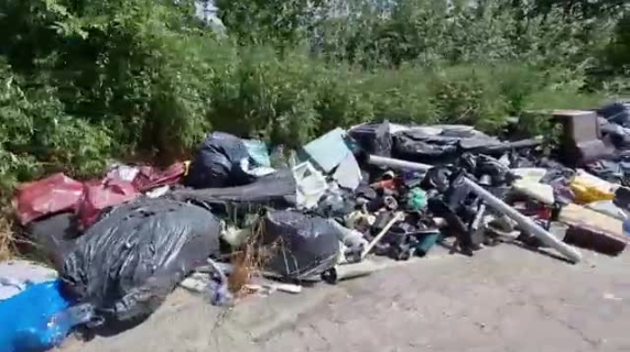 Viaggio in via del Poderaccio a Firenze: la strada diventata una discarica