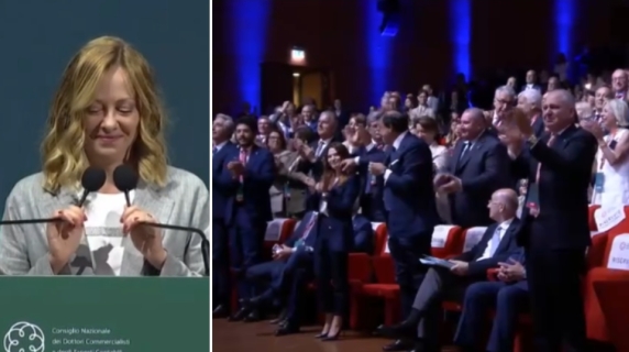 Standing ovation dei commercialisti per Meloni. E lei: «Così mi imbarazzate»