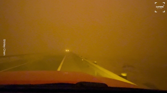 Cina, tempesta di sabbia filmata in diretta: in pochi secondi la strada non si vede più