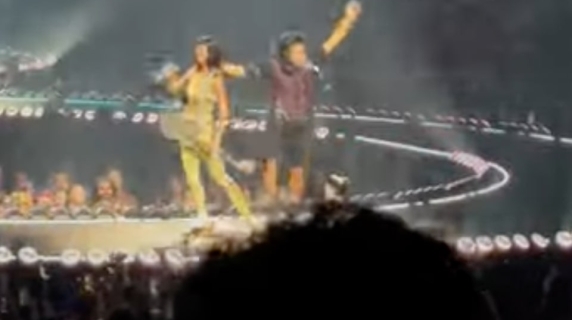 Fan irrompe sul palco durante il concerto di Katy Perry a Sydney: arrestato
