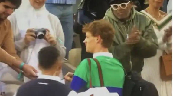 Parigi, scena tesa tra Sinner e Spike Lee: l'italiano lo ignora dopo il match contro Alcaraz