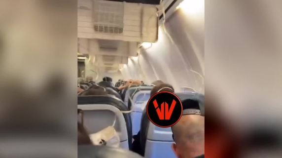 Paura sul volo Cagliari-Linate: il video a bordo, scendono le maschere d'ossigeno