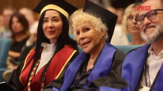 La commozione di Ornella Vanoni per la consegna della laurea ad honorem all'università Statale di Milano