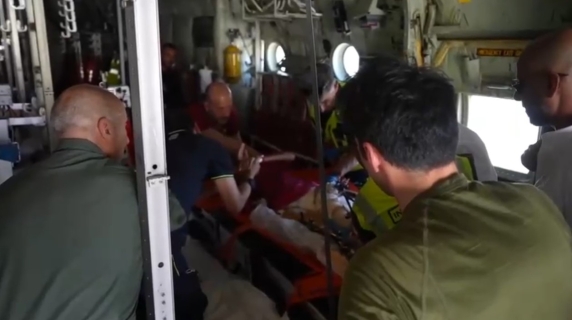 Il video girato a bordo del volo dell'Aeronautica che ha portato in Italia il piccolo Adam e altri bambini feriti di Gaza
