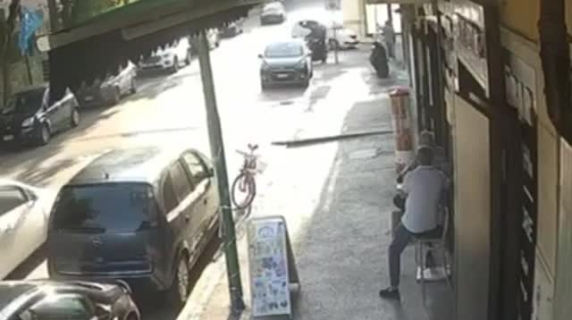 Ucciso nel suo negozio ad Afragola, il killer arriva, spara e scappa in 10 secondi: video