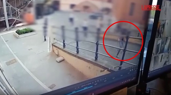 Il detenuto del Regina Coeli ricoverato al Santo Spirito di Roma tenta l'evasione: il video dell'inseguimento catturato dalle telecamere