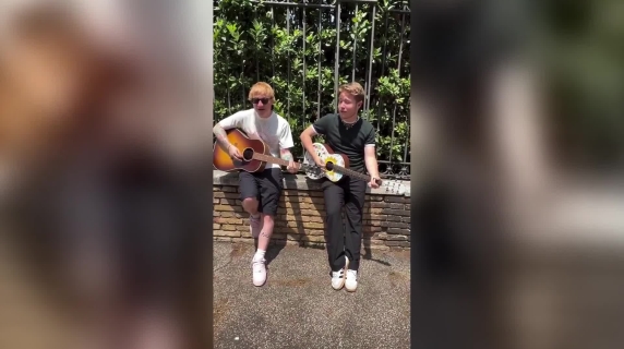Alfa e Ed Sheeran suonano insieme per strada a Roma