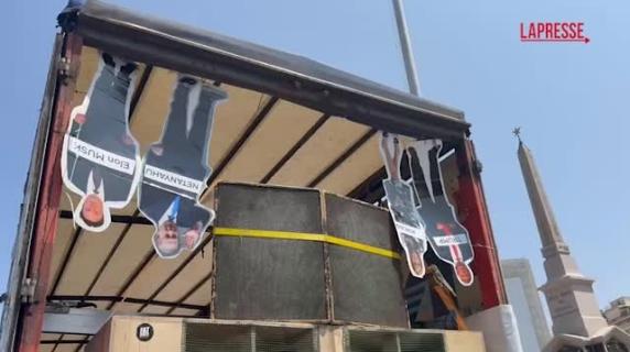 Roma Pride 2025, sul carro le sagome a testa in giù di Trump, Rowling, Musk e Netanyahu: è polemica