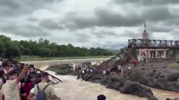 India, crolla un ponte. 20 turisti trascinati via dalle acque del fiume
