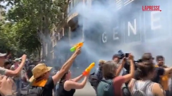 A Barcellona la protesta con le pistole ad acqua contro il turismo di massa
