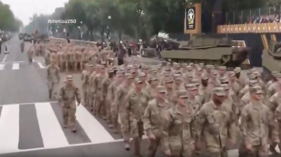 Alla parata militare con Trump i soldati statunitensi camminano e non marciano coordinati: perplessità tra gli utenti dei social