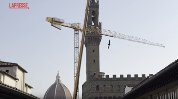 Iniziata la rimozione della gru dagli Uffizi a Firenze: era lì da 19 anni