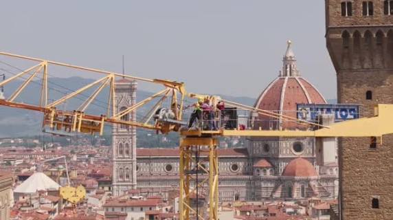 Firenze, il video dello spettacolare smontaggio della gru agli Uffizi