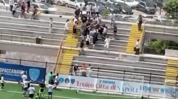 Rissa sugli spalti tra i genitori dei calciatori 16enni a Napoli: le botte in diretta sui social