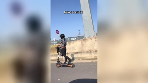 A 60 km all'ora in monopattino sul Raccordo anulare a Roma, bloccato da un furgone dell'Anas