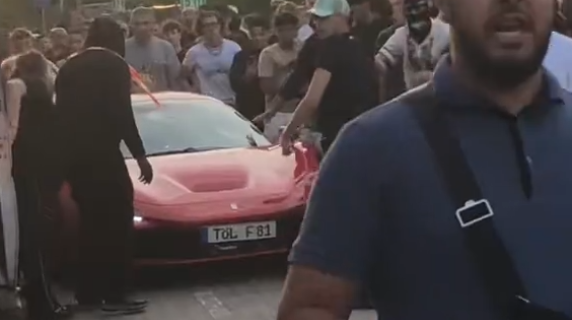 Baby Gang arriva al concerto in Ferarri passando su una strada pedonale: si scatena il parapiglia