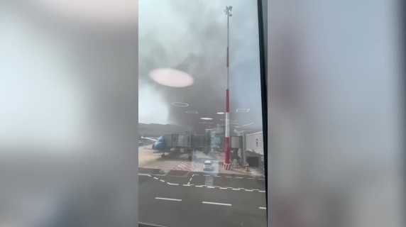 Incendio a Fiumicino: la passeggera in attesa del volo riprende la densa nuvola di fumo nero: «Dovrebbero evacuare tutti»