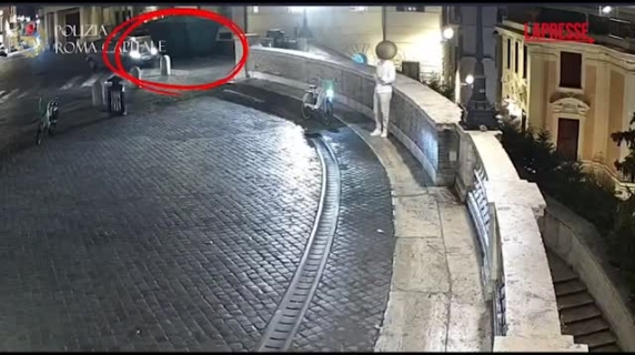 Roma, anziano sbaglia strada e va con l'auto giù dalla scalinata di Trinità dei Monti