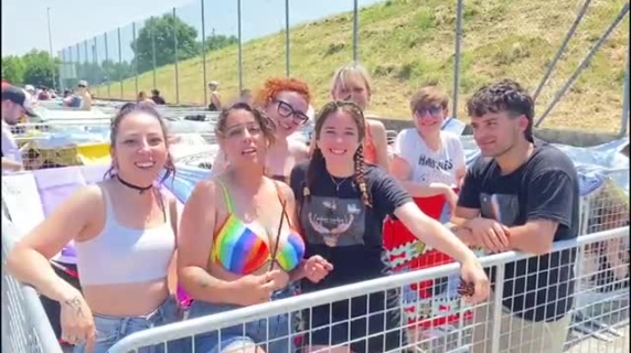 Padova, i fan accampati allo stadio per il concerto degli Imagine Dragons: «In coda dal giorno prima»