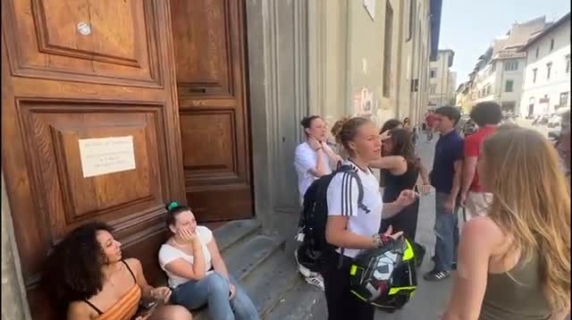 Firenze, Marta e gli altri studenti al primo giorno di maturità: «Ho scelto il tema del rispetto perché ci sono troppi femminicidi»