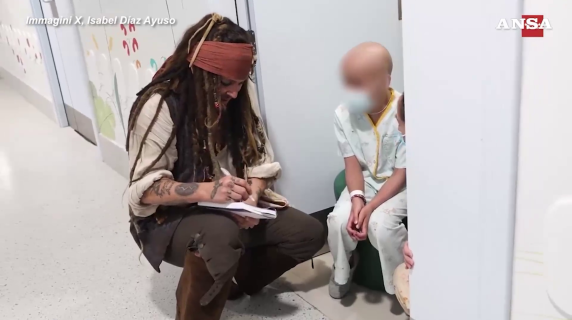 La sorpresa di Johnny Depp: nei panni di Jack Sparrow fa visita ai bambini in ospedale